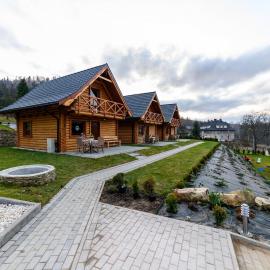 DOMKI SWOJSKIE CHATKI, hotel in Szczytna