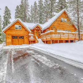 Snowpeak Chalet in Tahoe Donner、トラッキーのホテル