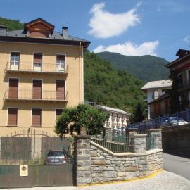 Apartamentos Valles, hotel sa Broto