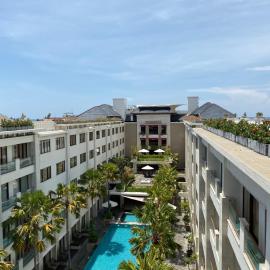 Stylish 2 Bedroom Penthouse Apt, Newly Refreshed, 50 Mbps, Pool, Gym, Resto