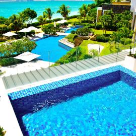 Cap Ouest Beachfront Residences, hotel in Flic-en-Flac