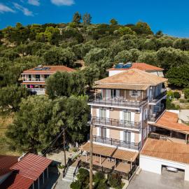 Bratis Apartments, מלון בקריון
