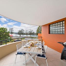 Adrift at Dolphin Cove Apt 5 - riverfront modern, hotel in North Haven