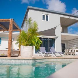 Sunny Hill - Private Pool Retreat near Mambo Beach - 2BR - No Utility Fees