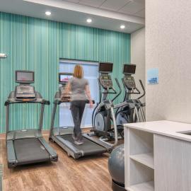 Holiday Inn Express & Suites Lincoln Airport by IHG