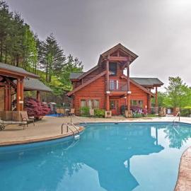 Luxury Resort Cabin, 5 min to Dollywood, Smoky Mountain Charm!, hotel in Pigeon Forge