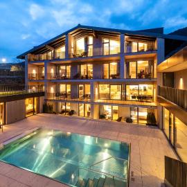 Emma Deluxe Aparthotel, Aircondition, ganzjährig beheizter Außenpool & Skibus direkt vor der Tür, hôtel à Piesendorf