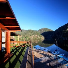 Douro Yacht Charter & Bungalows, hotel sa São João da Pesqueira