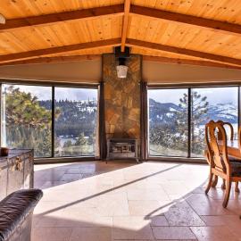 Cozy Lake-View Hideaway! Pet-Friendly Truckee Home, hotel in Truckee