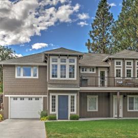 Gorgeous Wapato Point Lakehouse w/ Private Hot Tub, hotel u gradu 'Manson'