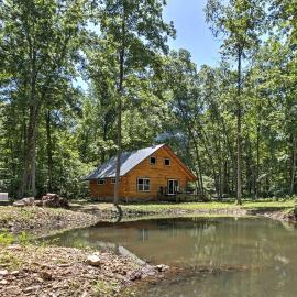 Lyndhurst Cabin on Farm w/ Pond & Stocked Stream!, hotel v destinácii Lyndhurst
