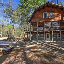 Rustic Madison 'Treehouse' Cabin with Game Room!, hotel v destinaci Madison