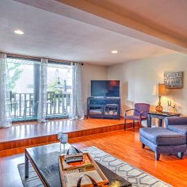 Cute Grand Haven Apartment: Walk Downtown Streets!, Hotel in Grand Haven