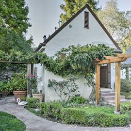 Updated Menlo Park English Tudor Garden Cottage!, hotel en Menlo Park