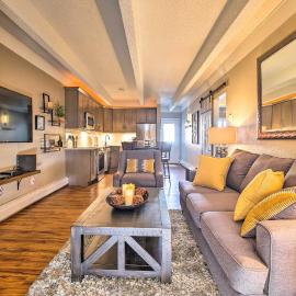Frisco में, होटल Steps to Ski Shuttle! Frisco Condo w/ Indoor Pool