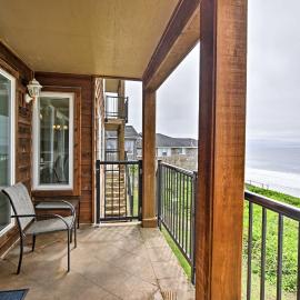 Beachfront Condo w/ Patio & Views - Walk to Shore!, hotel in Lincoln City