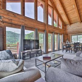Spacious Hilltop Cabin w/ Deck & Scenic Views!, hotel i Eden