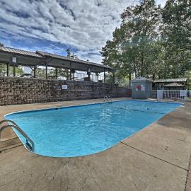 Branson Condo w/ Views: 2 Mi to Silver Dollar City, hotel a Branson West