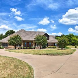 Spacious Stallion Lake Ranch Home w/ Patio, hotel em Van