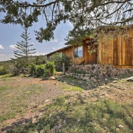 Peaceful Ranch Cabin, 3 Mi to Becker Lake!, hotell i Springerville