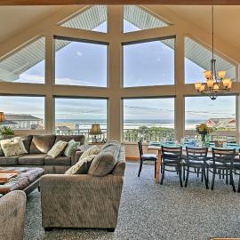 Logan Road Lookout, Lincoln City Home w/ Game Room