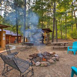 3 Mi to Broken Bow Lake: Cabin w/ Hot Tub & Deck!, hotel u gradu Stephens Gap