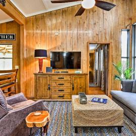 Cozy Hatteras Island Abode ~ 1 Mi to Frisco Beach!، فندق في Frisco