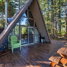 Serene Washington Escape w/ Deck & Mountain Views!