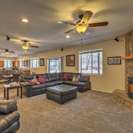 3 Mi to Rainbow Lake: Home w/ Hot Tub & Deck, hotel in Pinetop-Lakeside