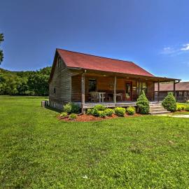 Dream Valley Mountain View Cabin w/ Covered Porch!, hotel in Mountain View