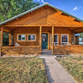 Pet-Friendly Augusta Cabin - Walk to Main Street!, hotell i Augusta