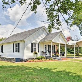 Peaceful Elkin Vacation Rental ~ 17 Mi to Mt Airy!, hotelli kohteessa Dobson