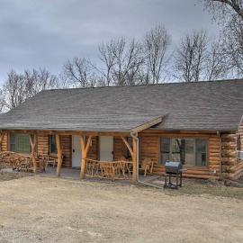 Cabin Near River - Treehouse Masters Stayed Here!, hotel a Ferryville