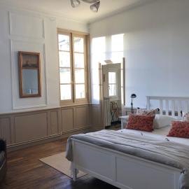 Beautifully renovated rooms on Place New York