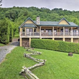 'High Gravity' Banner Elk Custom Chalet w/ Views!, hotel in Banner Elk