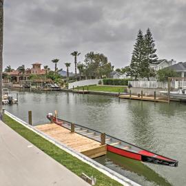 Breezy Corpus Christi Condo w/ Deck + Fishing Dock, hotel a Corpus Christi