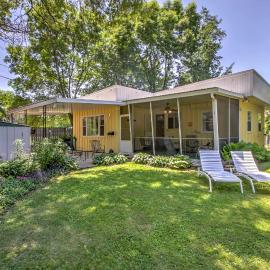 Walk to River! 'It's A Wonderful Life' Cottage, Hotel in Bellevue