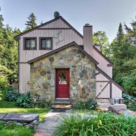 West Dover Vacation Rental w/ Hot Tub Near Mt Snow, hotel di West Dover