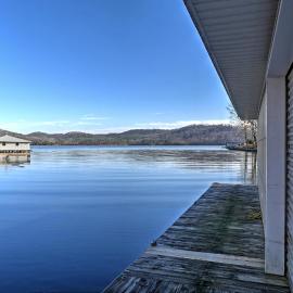 'Paradise Cove' Cabin w/ Boathouse & Dock, hotel in Guntersville