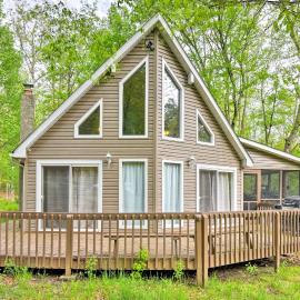 Pools, Hot Tub & More: Bushkill Mountain Getaway!