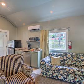 Fire Pit Access: Cozy Dtwn Branson Cottage!