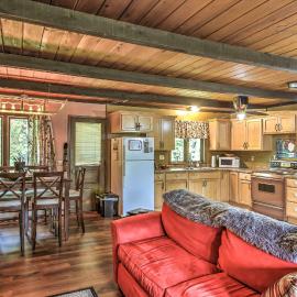 Deck + Fire Pit: Family Cabin in Bessemer, hotel i Bessemer
