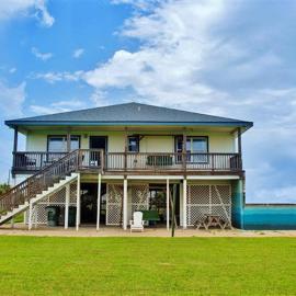 Beach Access! Group-Friendly Galveston Retreat
