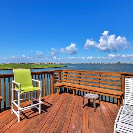 Waterfront Corpus Christi Townhome w/ Pool & Dock!, hotel a Corpus Christi