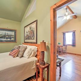 4 Mi to Museums: Cozy Branson Cabin