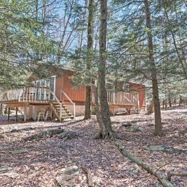 Creekside Arrowhead Lake House w/ Dock & Canoe!, khách sạn ở Pocono Lake