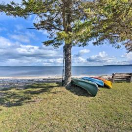 Lovely Lake Huron Getaway: Beach Access & Kayaks!, hotel a Evergreen Shores