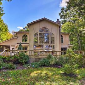 Pocono Lake Paradise w/ Private Beach & Dock!, hotelli kohteessa Pocono Lake