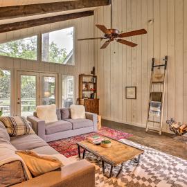 Pet-Friendly Lake Athens Home w/ Fireplace!, hotel em Athens