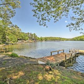 Harrison Lakefront Cottage w/ Private Dock!, hotel v destinaci Ooltewah